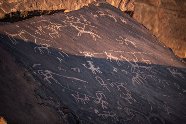 Viajes a medida a Arabia Saudita con Siente Arabia, Petroglifos milenarios. Foto Saudi Tourism Authority