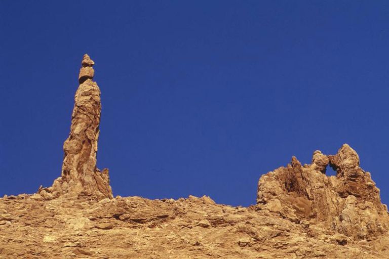 Estatua de sal, esposa de Lot, y Cueva de Lot en Jordania