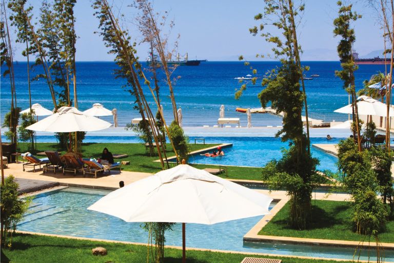 Viajes de desconexión y relax en Aqaba, en las Playas del Mar Rojo con Siente Arabia Viajes exclusivos