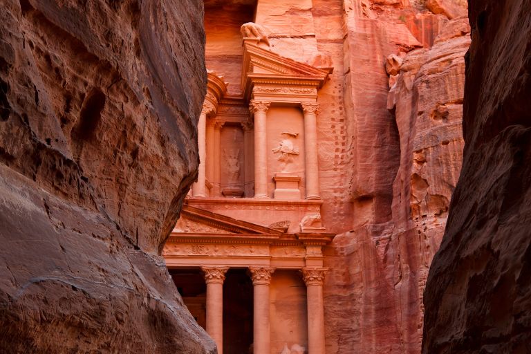 Viajes en familia a Jordania con Siente Arabia. Hacer un viaje en el tiempo a Petra