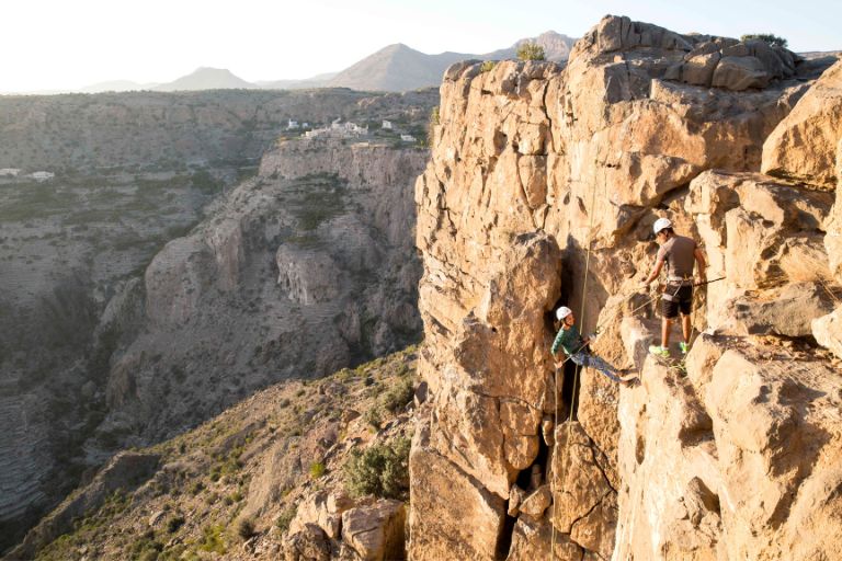 Vias ferratas en Omán. Viajes de aventura con Siente Arabia