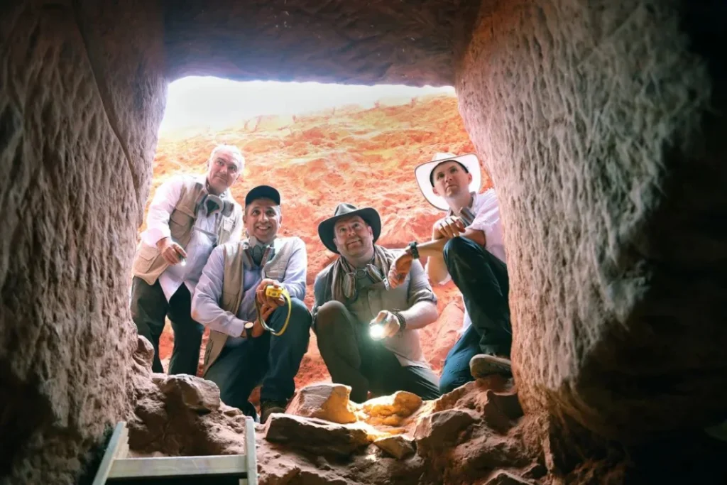 Equipo de arqueólogos en Petra
